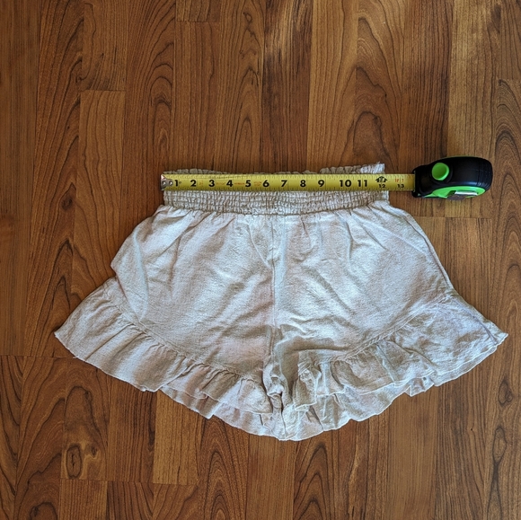 NWOT la miel Ruffle Bottom Shorts in Oatmeal, Size Small - Picture 2 of 8